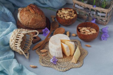 Taze organik peynir başkanı sunulan ekmek, fındık, beyaz kablosuz ile