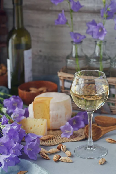 Una cabeza de queso orgánico fresco servido con pan, nueces, wi blanco — Foto de Stock