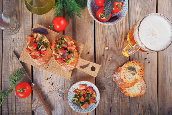 Bruschetta with chopped tomatoes, basil and herbs on grilled cru — Stock Photo, Image