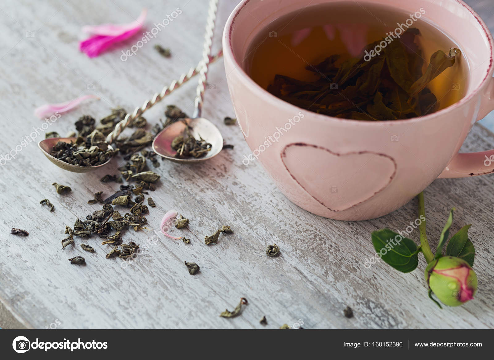 Nature Morte Avec Fleurs De Pivoine Rose Et Une Tasse De