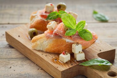 Bruschetta füme somon, krem peynir, zeytin ve roka