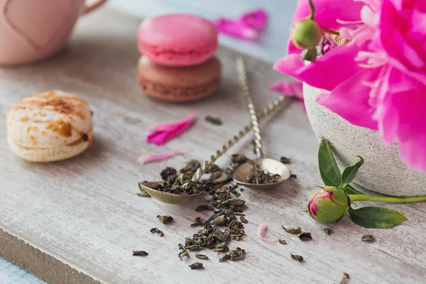 Natürmort pembe Şakayık çiçekleri ve bir fincan bitkisel ya da yeşil ile — Stok fotoğraf