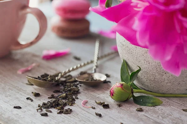 Natürmort pembe Şakayık çiçekleri ve bir fincan bitkisel ya da yeşil ile — Stok fotoğraf