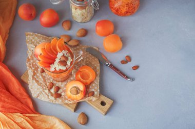 Taze kayısı püresi ya da badem ile güler yüzlü