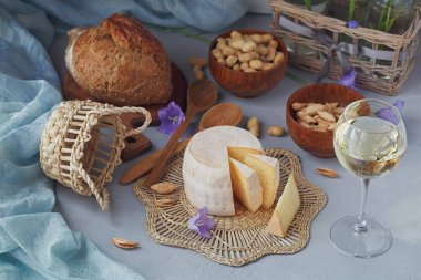 Taze organik peynir başkanı sunulan ekmek, fındık, beyaz kablosuz ile