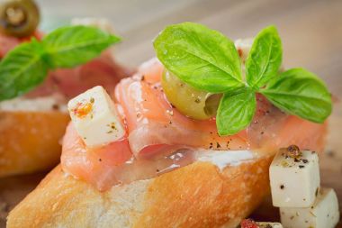 Bruschetta füme somon, krem peynir, zeytin ve roka