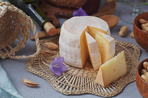 Una cabeza de queso orgánico fresco servido con pan, nueces, wi blanco —  Fotos de Stock