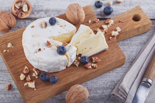 Francouzský měkký sýr camembert. — Stock fotografie