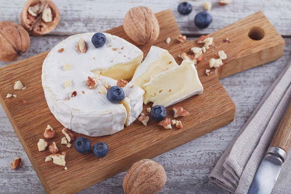 Camembert Fransız peyniri.