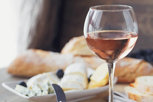 Una copa de vino de rosas servido con plato de queso, moras y — Foto de Stock