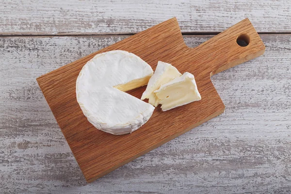 Мягкий французский сыр камамбера . — стоковое фото
