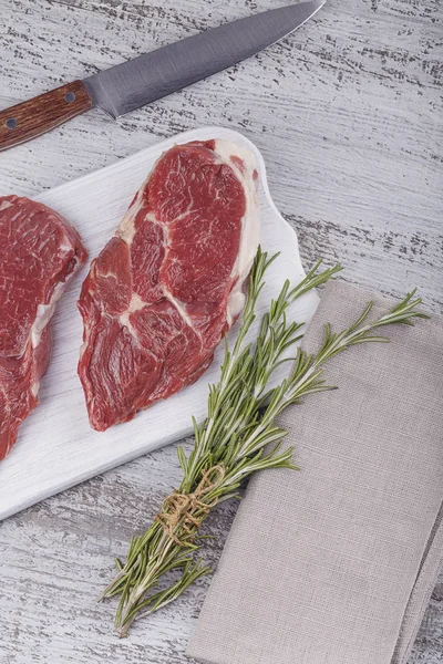 Ham taze dana biftek beyaz kesme tahtası