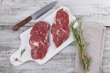 Ham taze dana biftek beyaz kesme tahtası