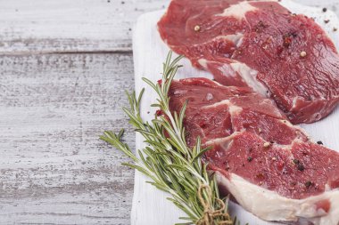 Ham taze dana biftek beyaz kesme tahtası