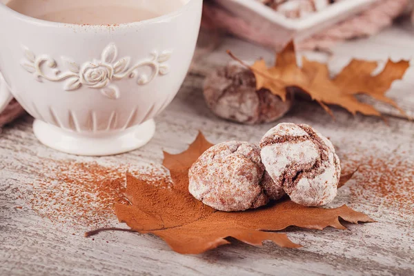 Herbststilleben mit Tasse Kakao und Schokokeksen — Stockfoto