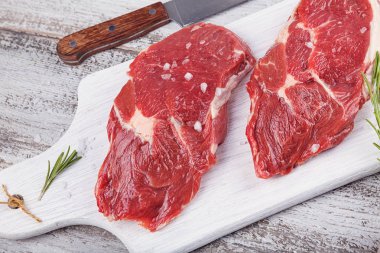 Ham taze dana biftek beyaz kesme tahtası
