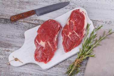 Ham taze dana biftek beyaz kesme tahtası