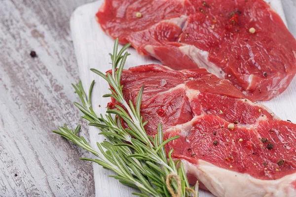 Ham taze dana biftek beyaz kesme tahtası