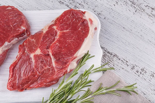 Ham taze dana biftek beyaz kesme tahtası