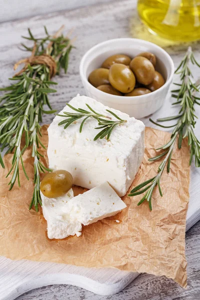 Čerstvý sýr feta sýr s rozmarýnem na bílé Dřevěné Servírovací deska — Stock fotografie