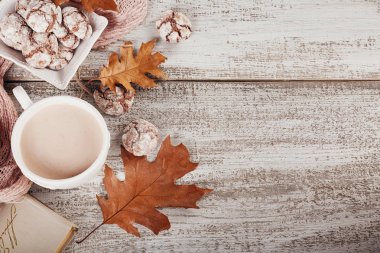 Kakao ve çikolata Çerezler fincan ile sonbahar natürmort