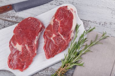 Ham taze dana biftek beyaz kesme tahtası