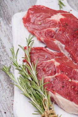 Ham taze dana biftek beyaz kesme tahtası