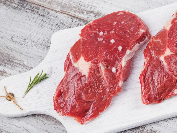 Ham taze dana biftek beyaz kesme tahtası
