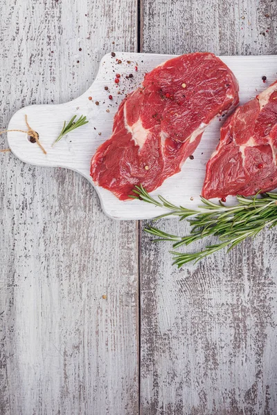 Ham taze dana biftek beyaz kesme tahtası