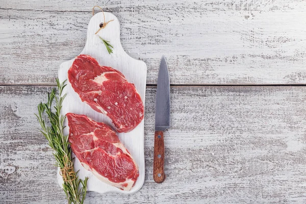 Ham taze dana biftek beyaz kesme tahtası
