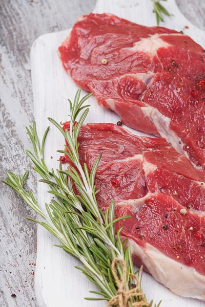 Ham taze dana biftek beyaz kesme tahtası