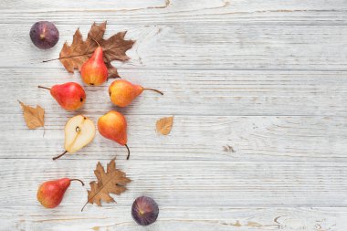 Taze olgunlaşmış meyve ve yaprakları üzerinde beyaz bir soyut kompozisyon 