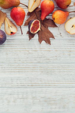 Taze olgunlaşmış meyve ve yaprakları üzerinde beyaz bir soyut kompozisyon 