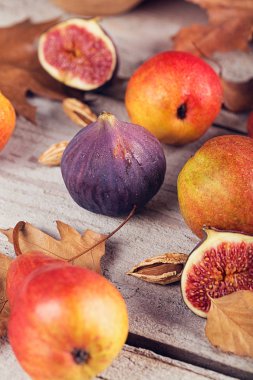 Taze olgunlaşmış meyve ve yaprakları üzerinde beyaz bir soyut kompozisyon 