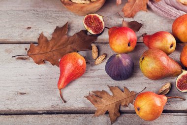 Taze olgunlaşmış meyve ve yaprakları üzerinde beyaz bir soyut kompozisyon 