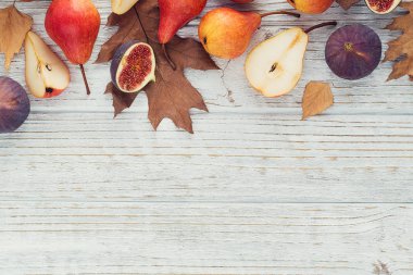 Taze olgunlaşmış meyve ve yaprakları üzerinde beyaz bir soyut kompozisyon 