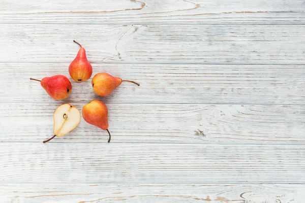 Composición abstracta de frutas frescas maduras sobre una espalda de madera blanca — Foto de Stock