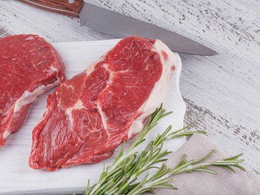 Ham taze dana biftek beyaz kesme tahtası