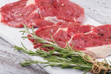 Ham taze dana biftek beyaz kesme tahtası