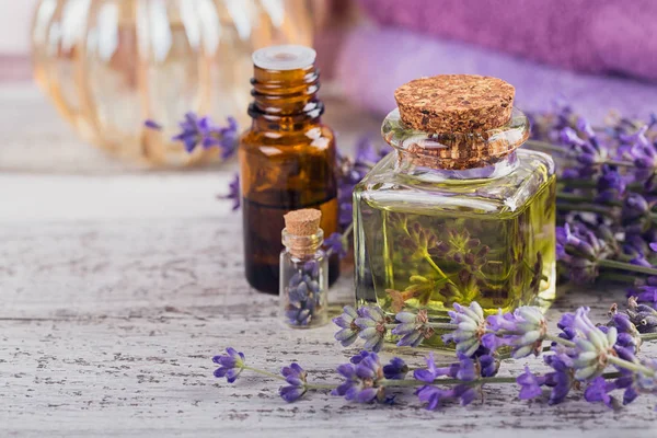 Esans ve taze lavanta çiçek şişe