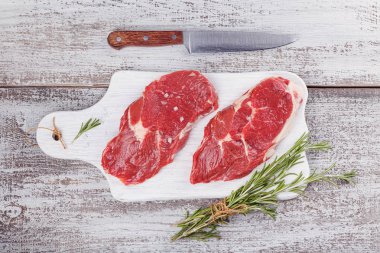 Ham taze dana biftek beyaz kesme tahtası