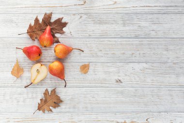Taze olgunlaşmış meyve ve yaprakları üzerinde beyaz bir soyut kompozisyon 