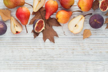 Taze olgunlaşmış meyve ve yaprakları üzerinde beyaz bir soyut kompozisyon 