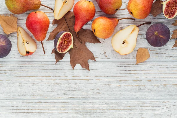 Taze olgunlaşmış meyve ve yaprakları üzerinde beyaz bir soyut kompozisyon 