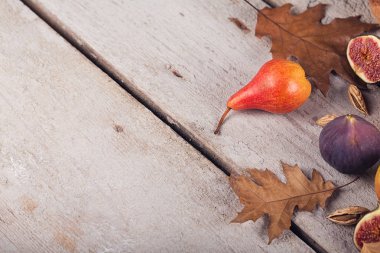 Taze olgunlaşmış meyve ve yaprakları üzerinde beyaz bir soyut kompozisyon 