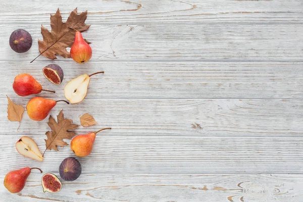 Taze olgunlaşmış meyve ve yaprakları üzerinde beyaz bir soyut kompozisyon 