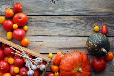 Ahşap kutusunda tablo taze sebze