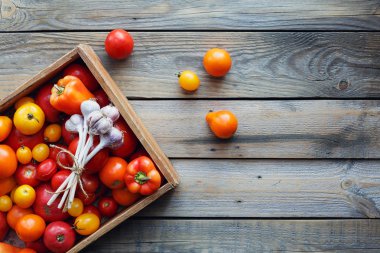 Ahşap kutusunda tablo taze sebze