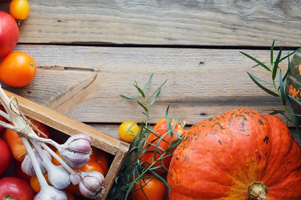 Ahşap kutusunda tablo taze sebze