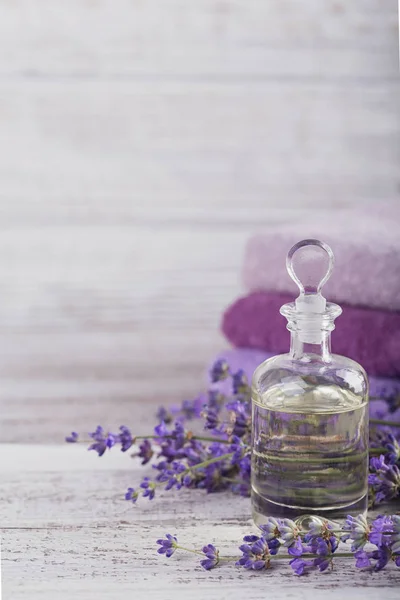 Fles van etherische olie en verse lavendel — Stockfoto